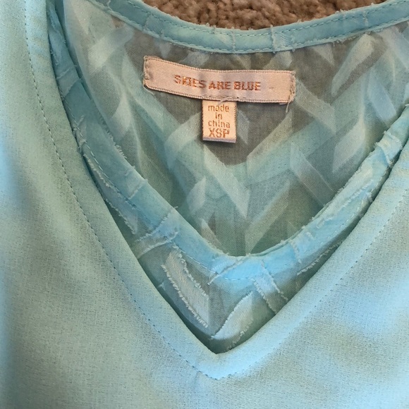 Skies are blue Osiris v-neck blouse - Picture 3 of 3